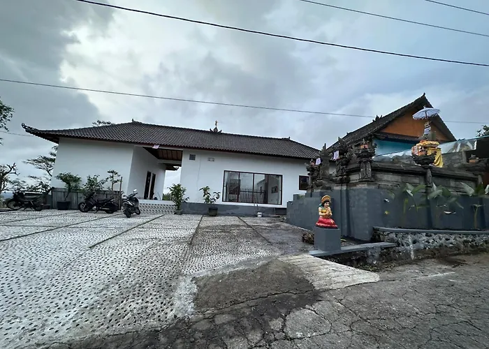 Bali Basuki Retreat Center منزل للإقامة Besakih